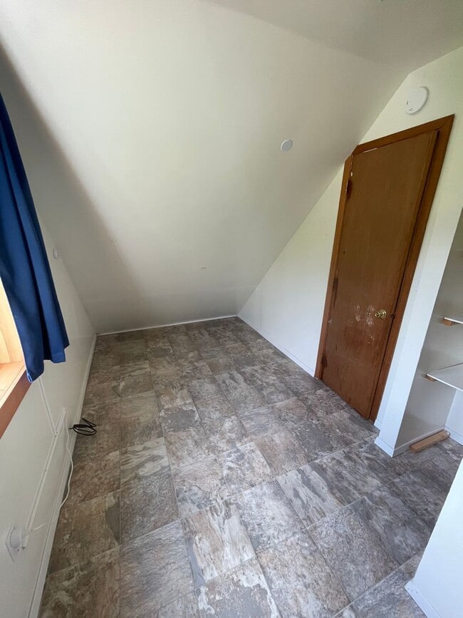 Building Photo - Cozy updated 2 bedroom 1 bathroom chalet i...