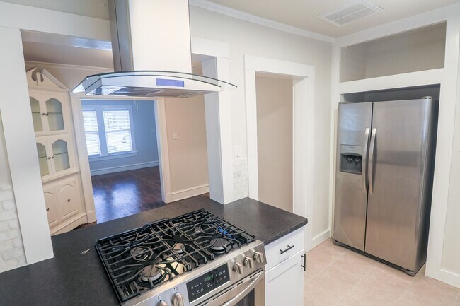 Building Photo - UPDATED & REMODELED 2 Bed 1 bath property ...