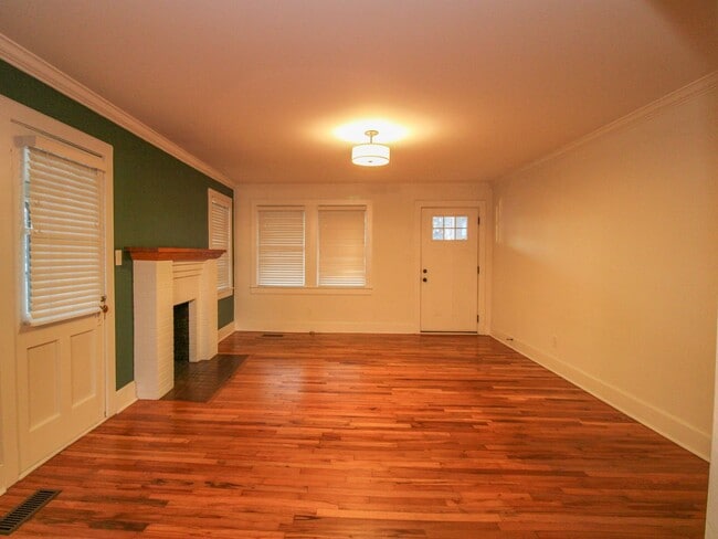 Building Photo - Downtown Athens! Walk to Athens State University! Lawn Care included!