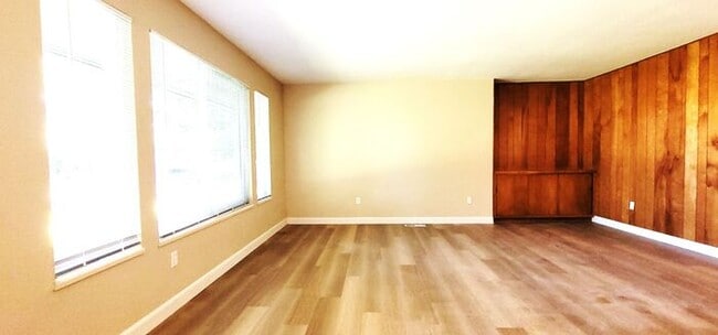 Building Photo - Beautiful 2 Bedroom / 2 Bath Bungalow Next to Hidden Valley Golf Club with Large Private Patio, N...