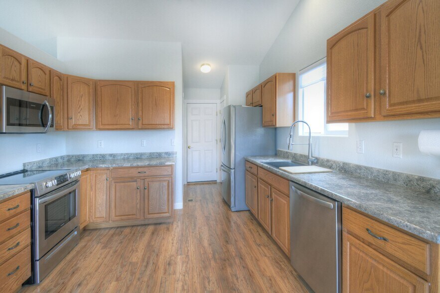 Building Photo - 1325 Legend Oak Dr