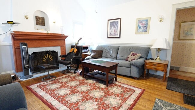 Building Photo - Cozy, Fully Furnished Roosevelt Shared Living Space