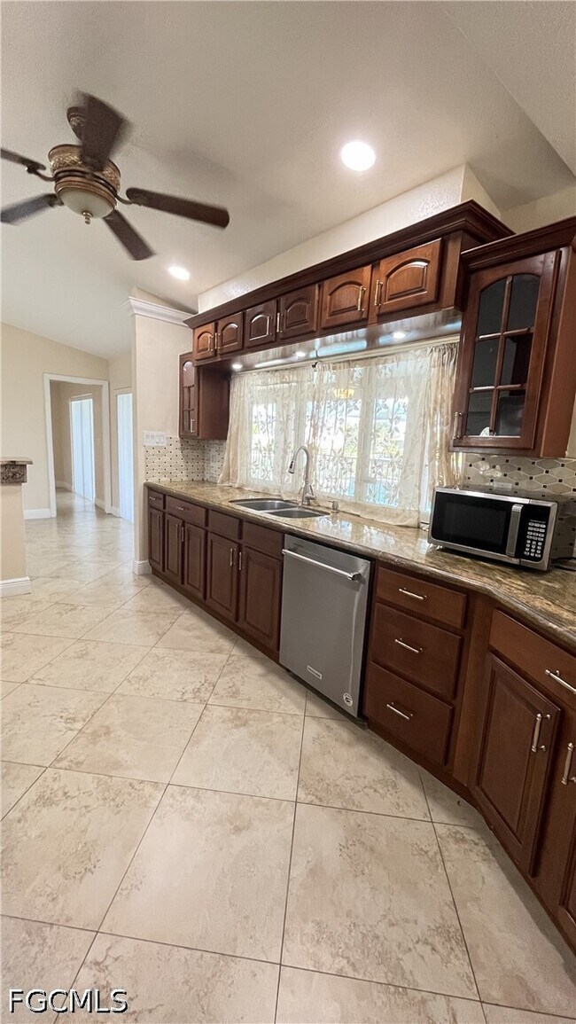 Building Photo - 213 SE 21st St