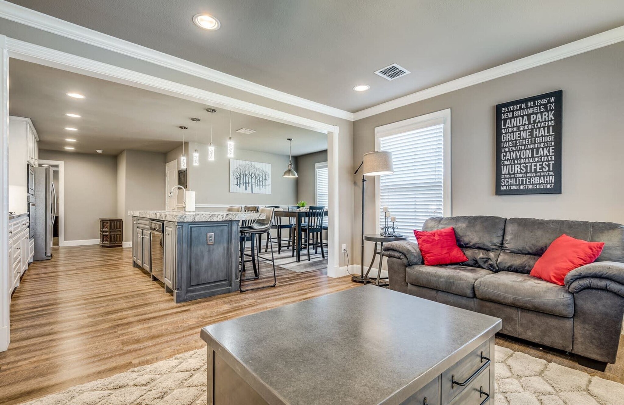 Building Photo - 730 S Mesquite Ave