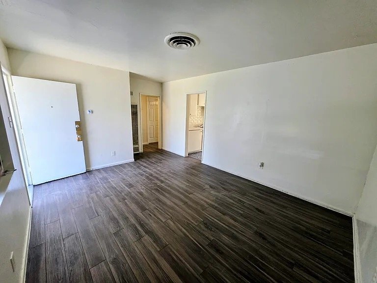 Building Photo - 5948 Elmwood Rd