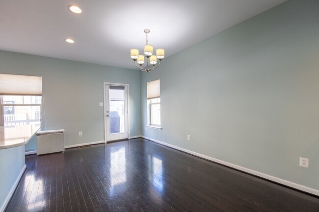 Building Photo - Lovely 3 BR/2.5 BA EOG Townhome in Glen Bu...