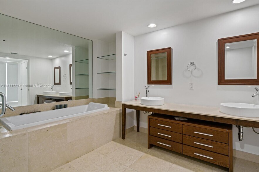 Building Photo - 495 Brickell Ave