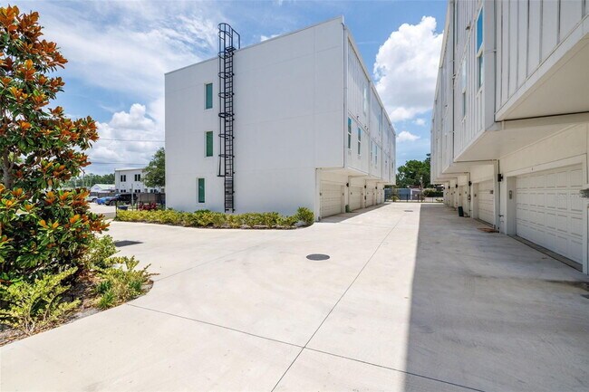 Building Photo - Luxurious 3 Bedroom Condo with Spacious Layout and Prime Location in Tampa, FL!
