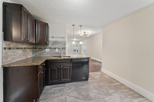 Building Photo - Charming 2-Bedroom Home!