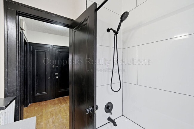 Building Photo - 5055 Lindenwood Ave
