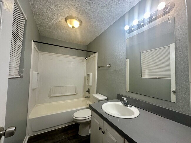 Building Photo - Cozy 1/1 Apartment!