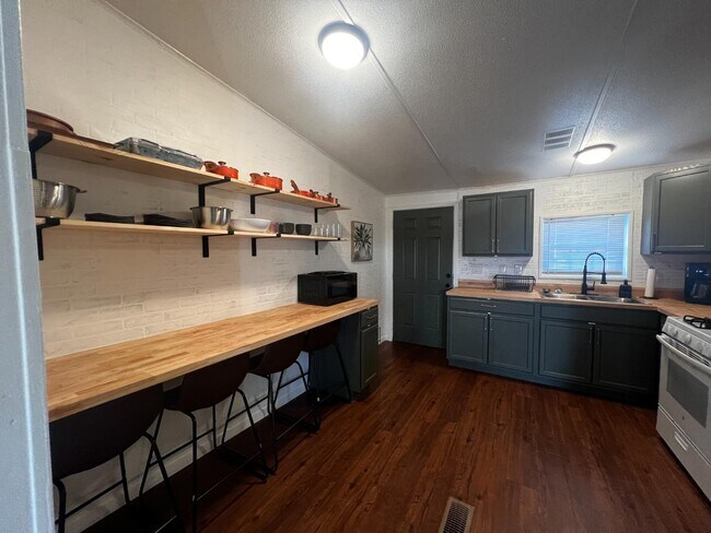 Building Photo - 502 9th St SW