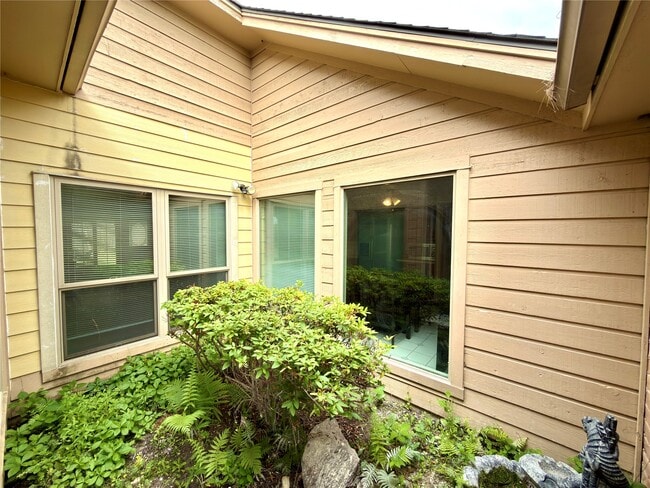 Building Photo - 14834 Charlmont Dr