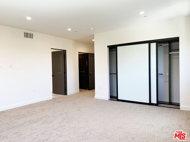 Building Photo - 859 S Lucerne Blvd