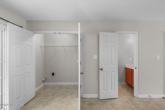 Building Photo - 9005 Banister Loop