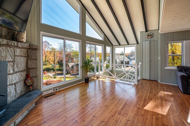 Building Photo - 21 Edge Hill Rd