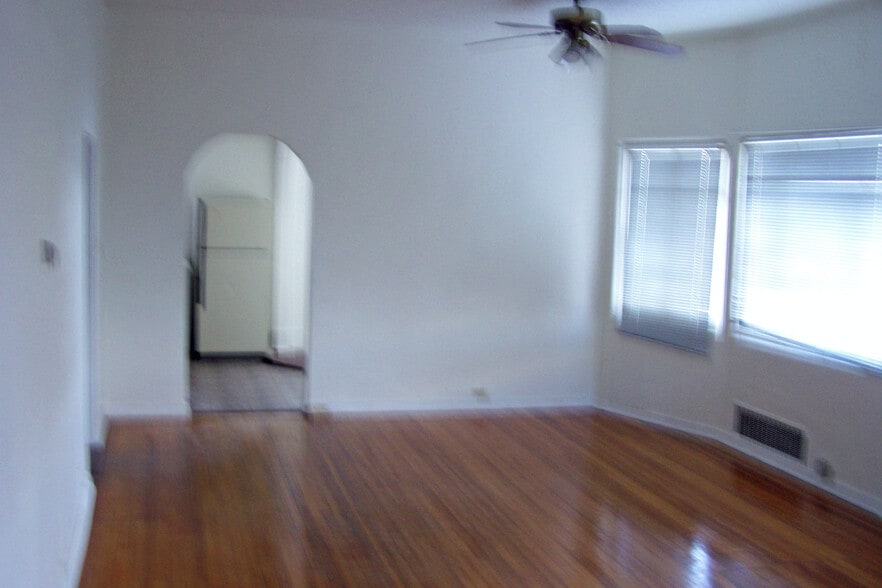 Building Photo - 401 S Oak St