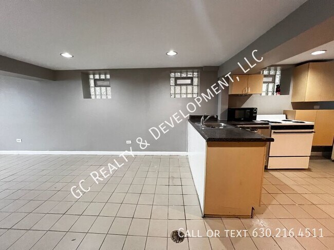 Building Photo - 2227 N Clybourn Ave