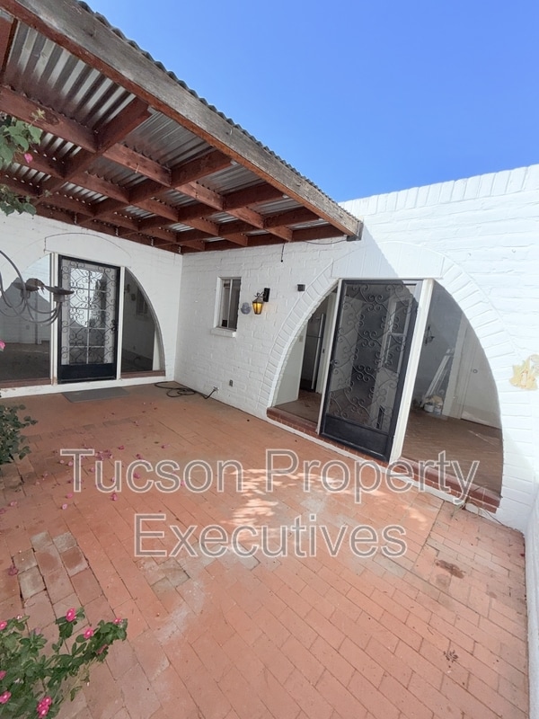 Building Photo - 629 W Las Lomitas Rd