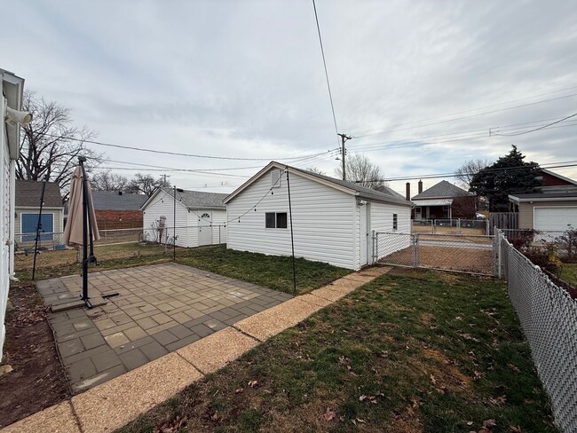 Building Photo - This beautifully updated 4-bedroom, 2-bath...