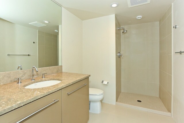 Building Photo - Downtown Luxury! Convenient Location!