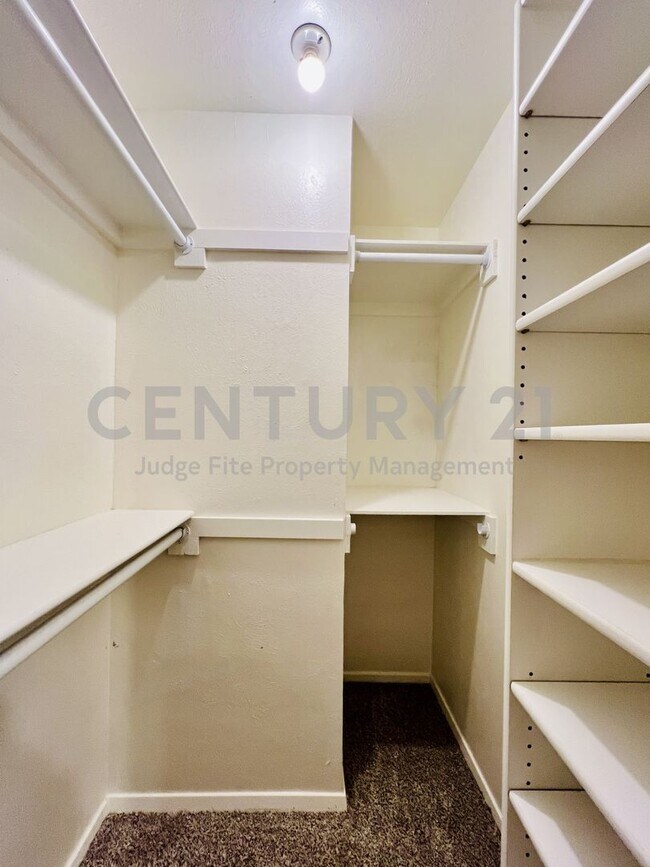 Building Photo - Mid-Century, Modern 3/2/2 with Designer Updates in Fort Worth For Rent!