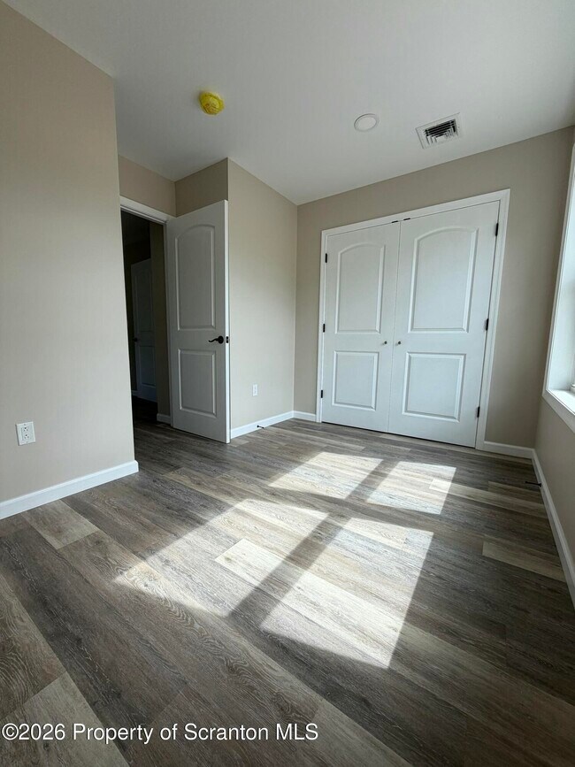 Building Photo - 1068 Lakeland Dr