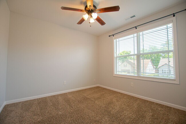 Building Photo - Pet Friendly Three Bedroom!