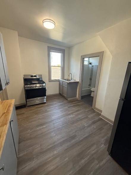 Building Photo - 1342 W 69th St