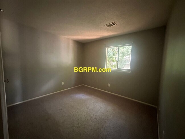 Building Photo - 3 Bd, 1 1/2 BA, home in Jacksonville