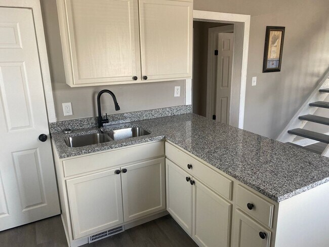 Building Photo - Very attractive 2BR 1/2 duplex