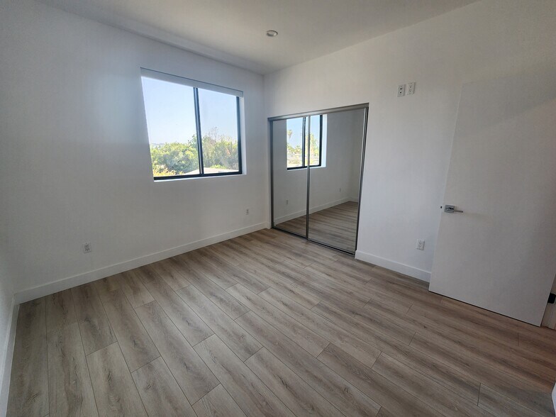 Building Photo - 6061 Fulton Ave