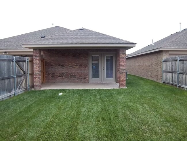 Building Photo - VERY NICE! 2/2/2