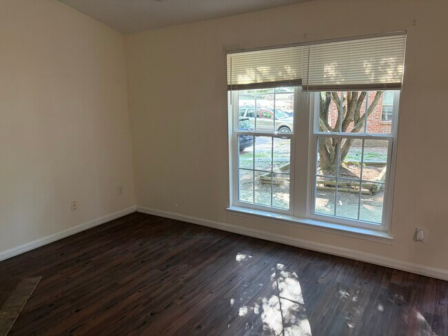 Building Photo - 4832 Hollenden Dr