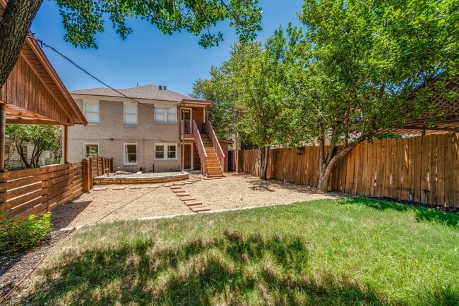 Building Photo - Charming 2-Bedroom Duplex in Mahncke Park