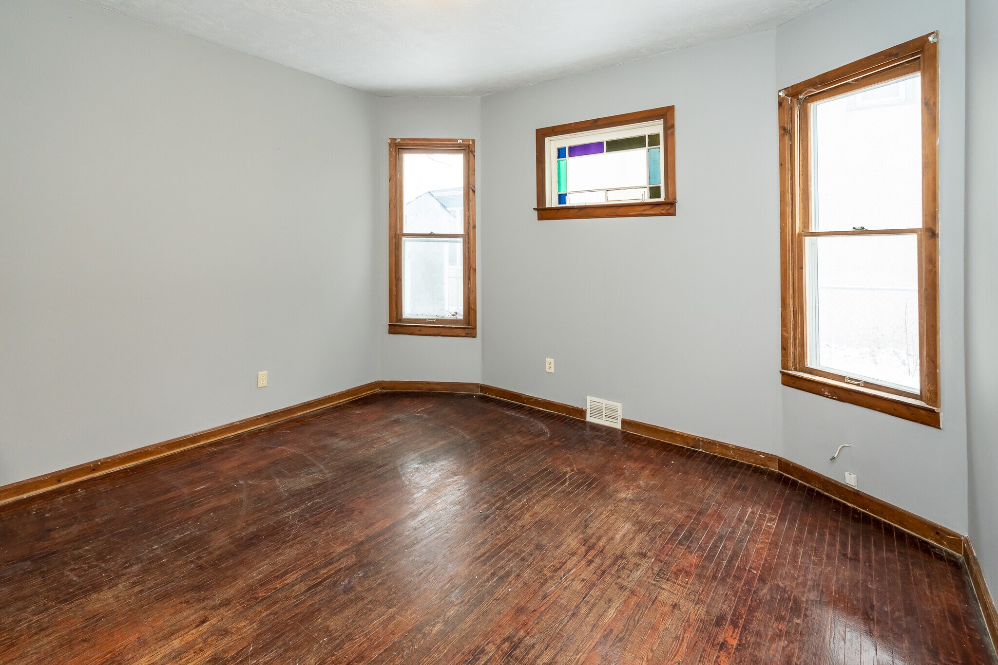 Building Photo - 818 Edmund Ave W