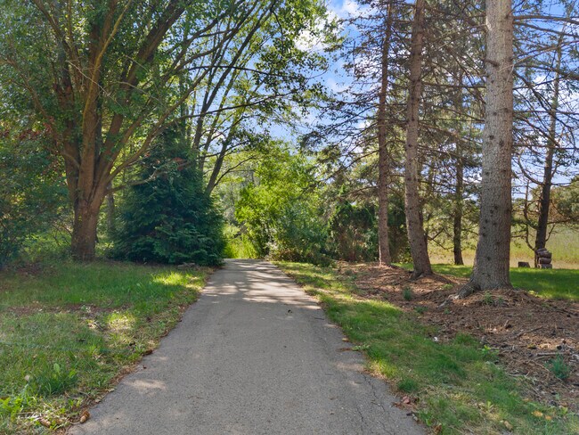 Building Photo - 38636 Rutgers Dr