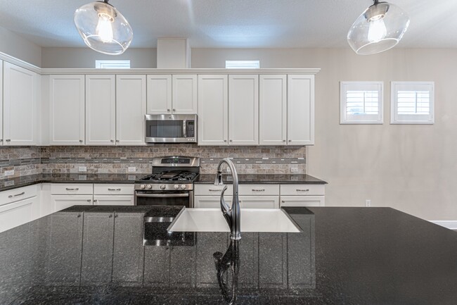 Building Photo - Stunning David weekly designed 3 BR+ OFFICE/ 2.5 BA / 2 Car executive townhouse in Hyde Park / So...