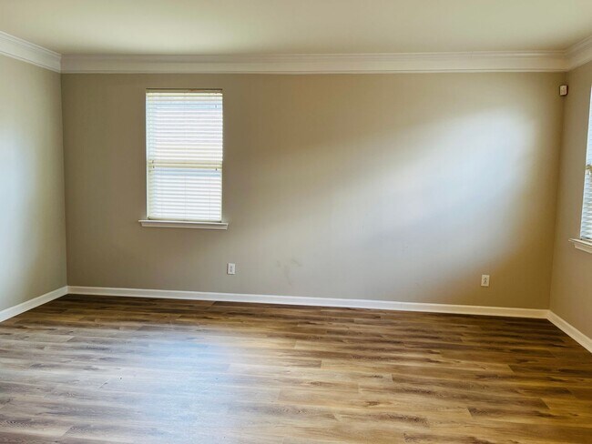 Building Photo - Prime location, lots of extra sqft, fenced...