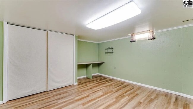 Building Photo - 3 bedroom, 1.5 bath, 2 car garage - Great ...