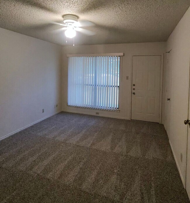 Building Photo - 107 Vista Way
