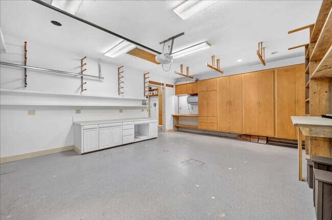 Building Photo - 5305 Greenbriar Dr