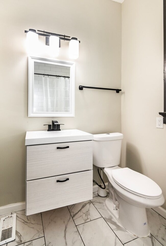 Building Photo - Beautiful Renovated 2 Bed 1 Bath Home