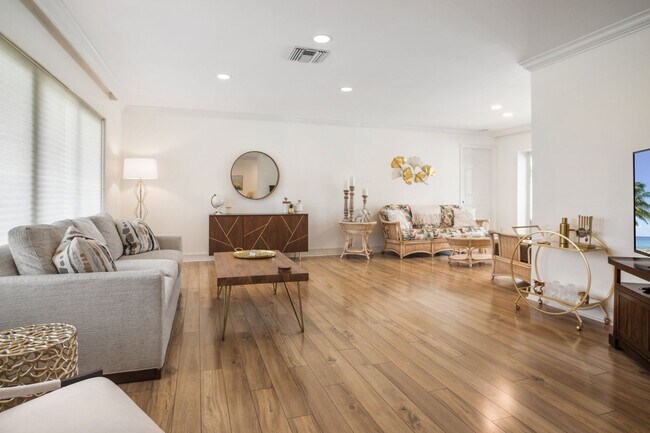 Building Photo - ** VICTORIA PARK ** 4 BED / 2 BATH - POOL ...