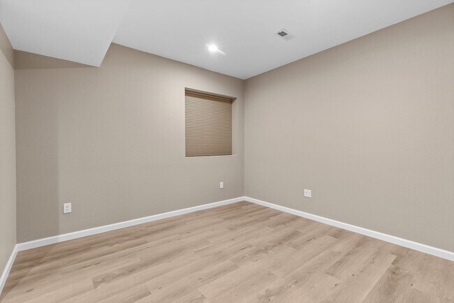 Building Photo - Beautifully Upgraded 3-Bedroom Home in Prairie Village with Finished Basement