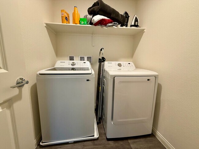 Building Photo - COMING SOON! 3/BD 2.5/BA Townhouse W/ Amaz...