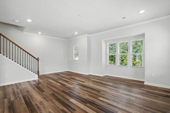 Building Photo - GREAT END UNIT IN CARY! Come see it today!