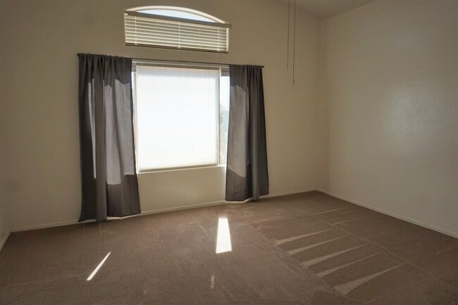 Building Photo - Close to Post