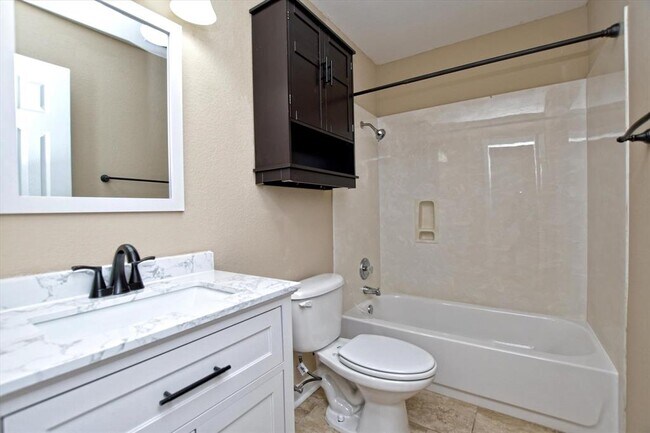 Building Photo - 537 MacKenzie Way