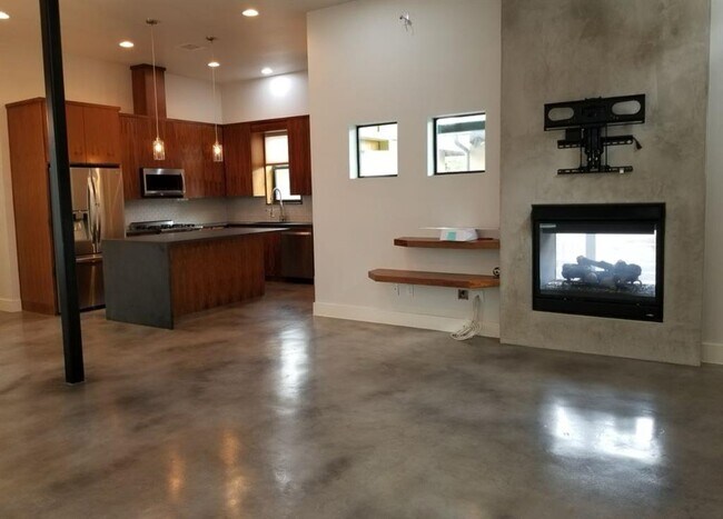Building Photo - 607 Peacock Ln
